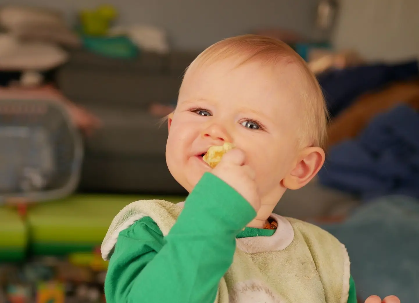 bébé qui mange une gaufre