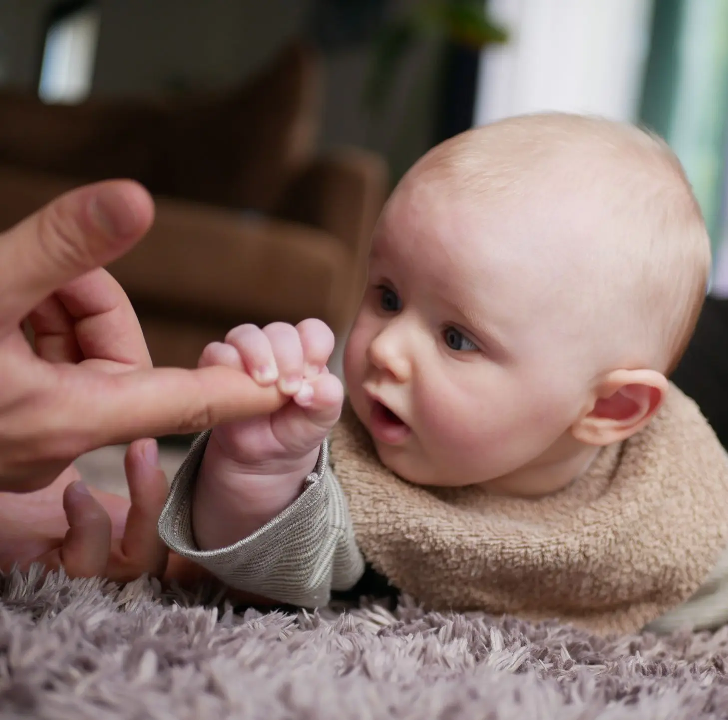 réflexe d'agrippement sur un bébé