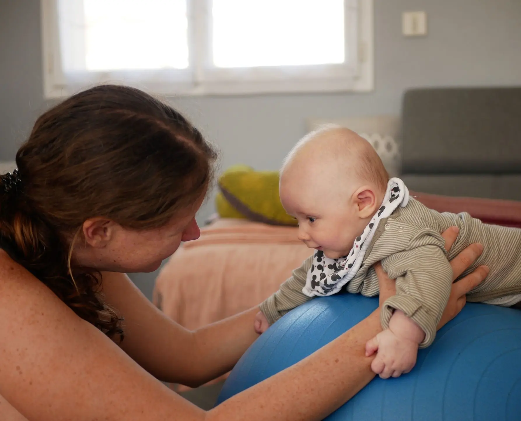 bébé sur un gros ballon