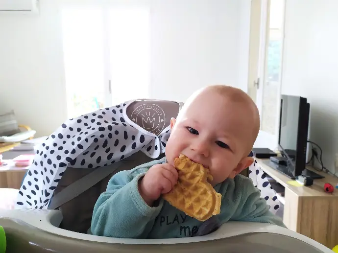 bébé qui mange une gauffre